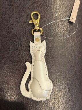 Portland Leather. White Cat in Genuine Leather Keychain with Brass Clip
